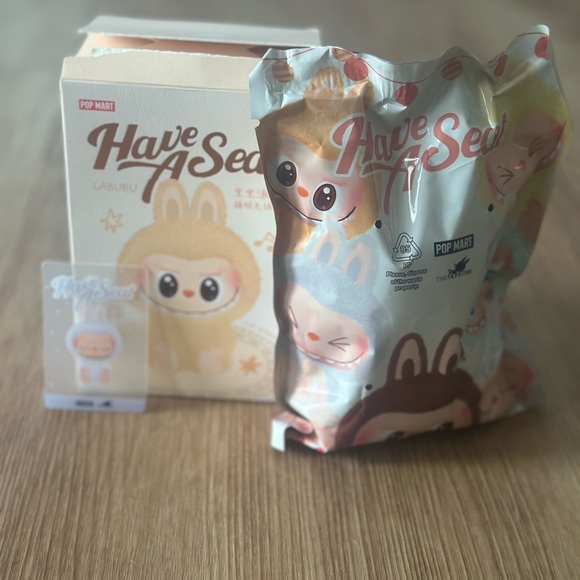 PopMart Labubu Zizi - Picture 2 of 5